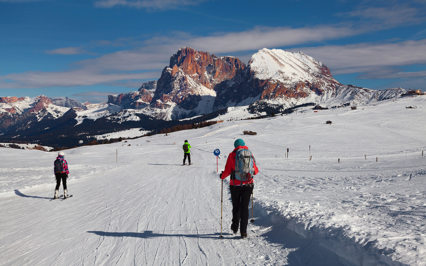 Winterwandern auf der Seiser Alm mit Blick auf Langkofelgruppe