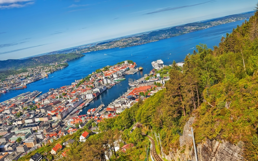 Blick auf Bergen Stadt mit Lift in Norwegen