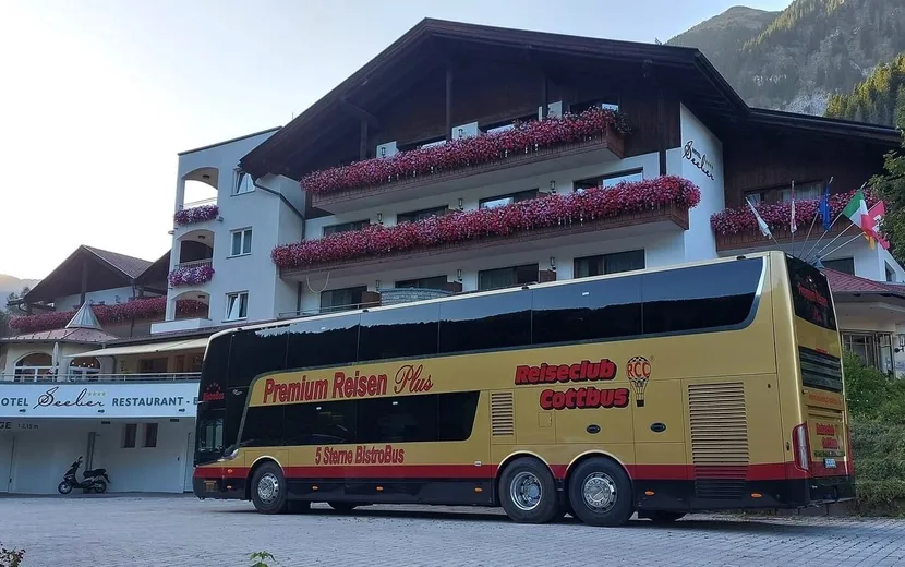 Premium Plus BistroBus vor Hotel