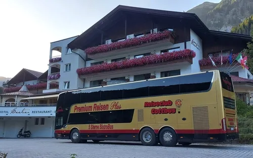 Premium Plus BistroBus vor Hotel