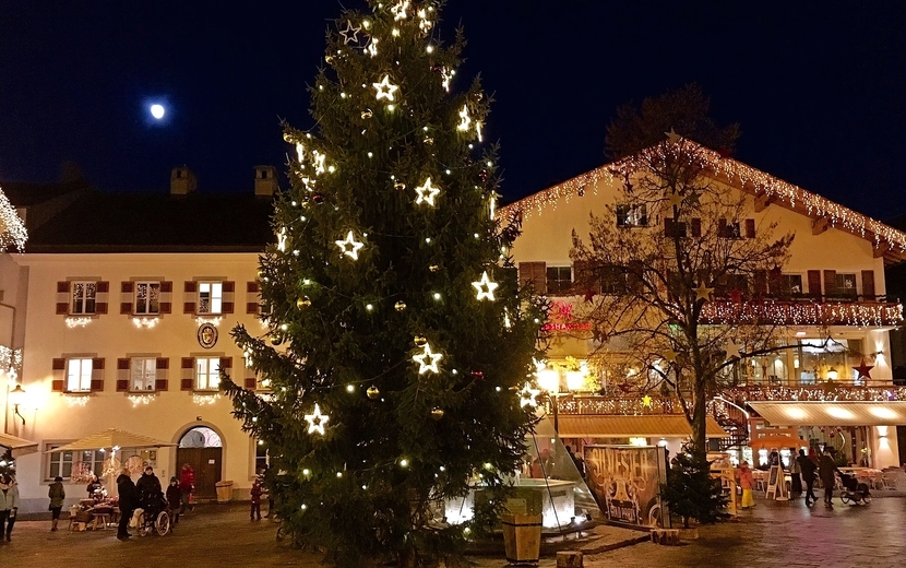 Zell am See, weihnachtlich geschmückte Fußgängerzone