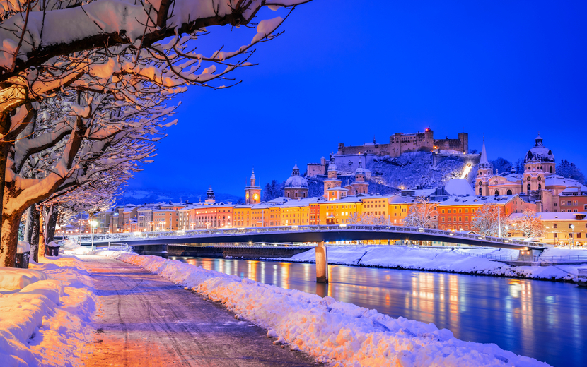 Winteransicht der historischen Stadt Salzburg mit der berühmten Festung Hohensalzburg und dem Fluss Salzach