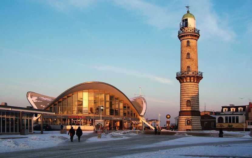 Warnemünde, Leuchtturm und Teepott