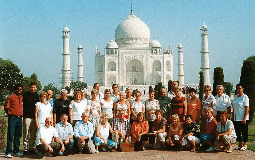 RCC-Reisegruppe vor dem Taj Mahal